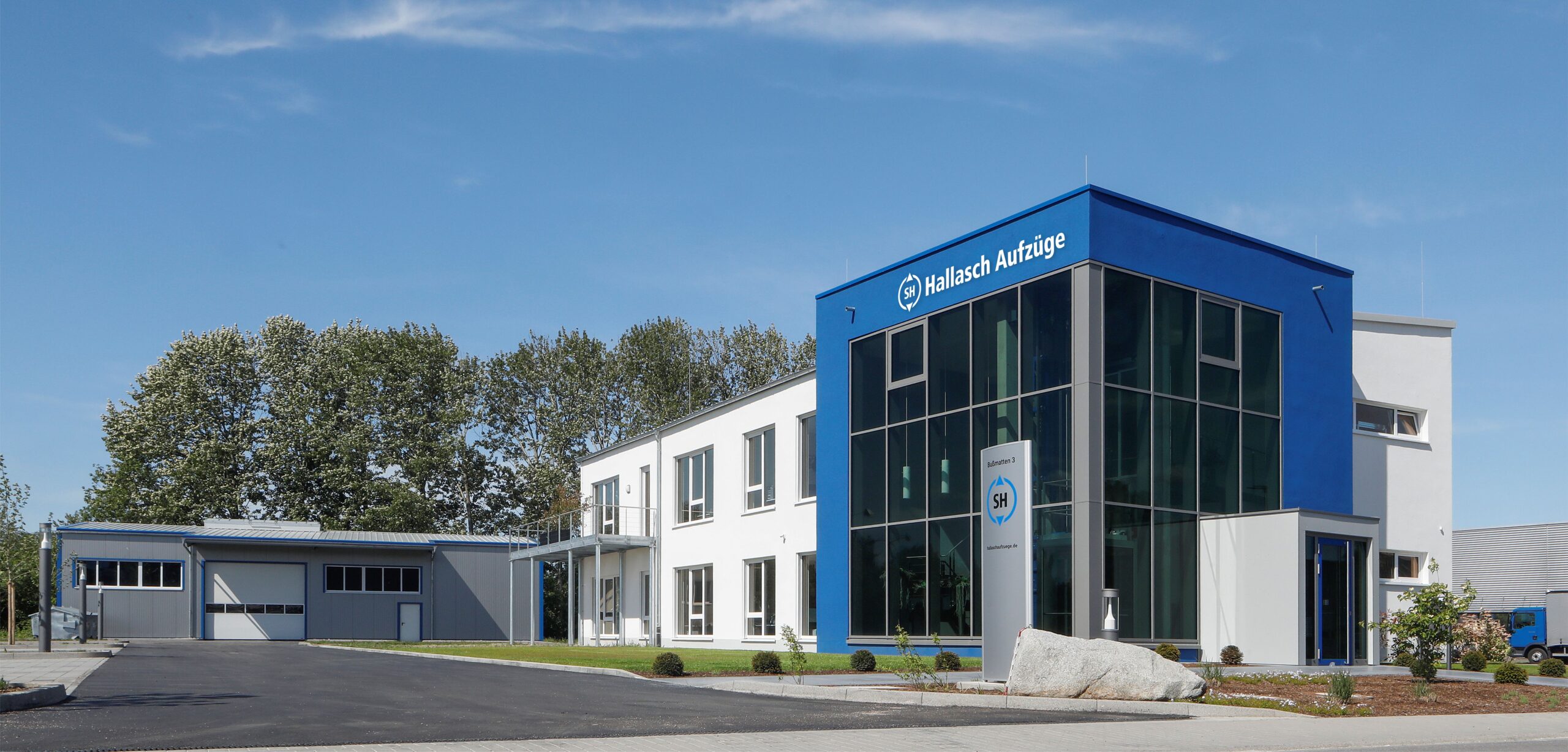 Hallasch-Aussenaufnahme-Rapp-Werbung